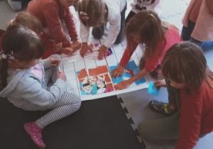 Dziewczynki układają obrazek według kodu